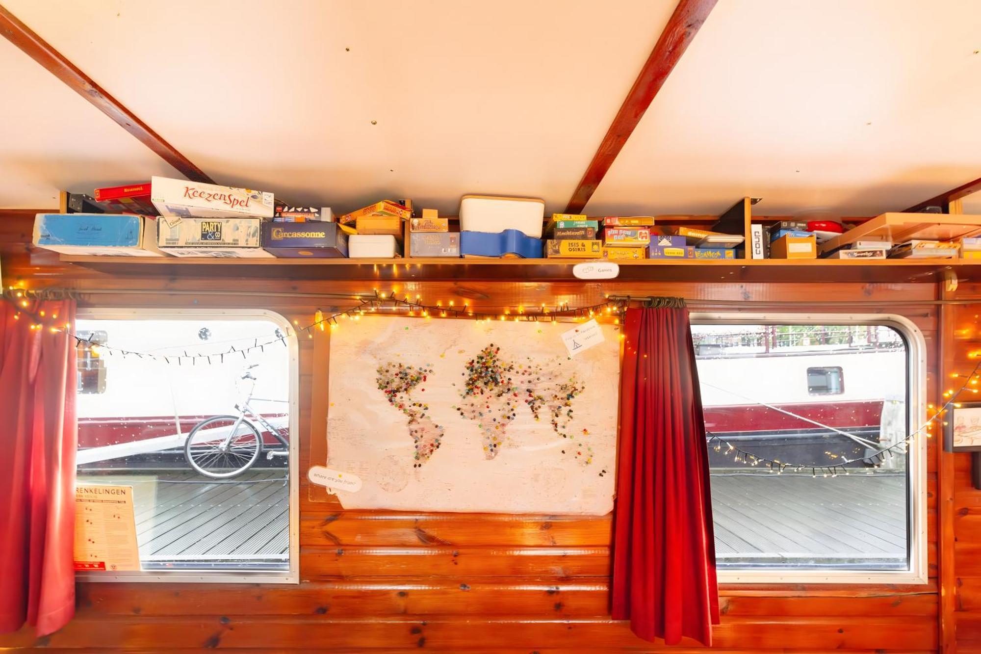Intersail Hostel - Avontuur Амстердам Екстериор снимка