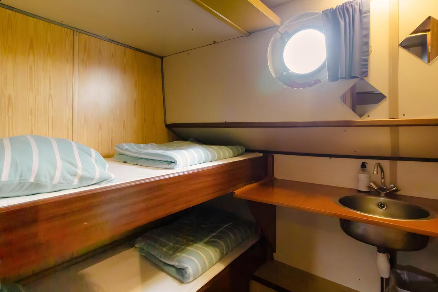 Intersail Hostel - Avontuur Амстердам Екстериор снимка