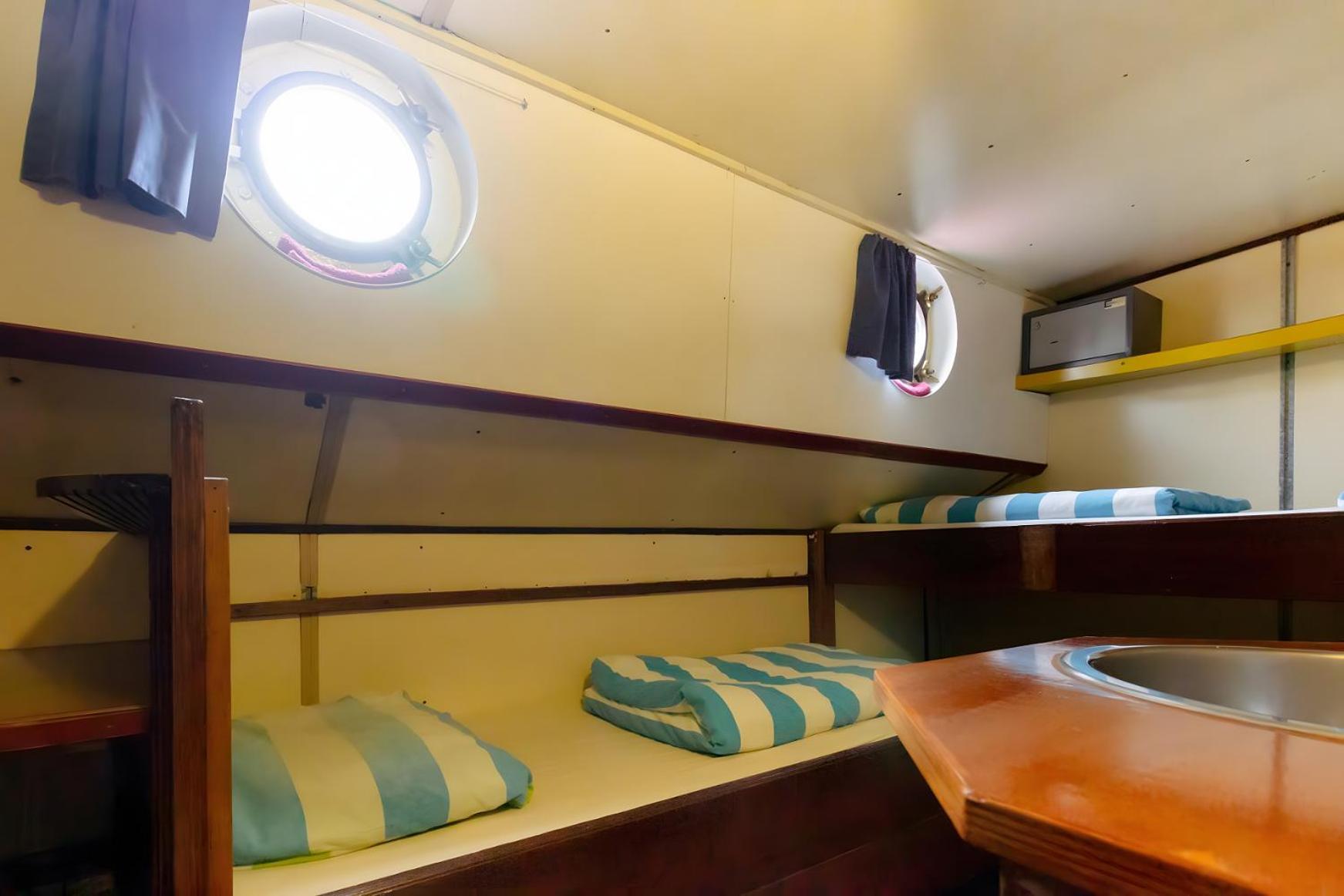 Intersail Hostel - Avontuur Амстердам Екстериор снимка