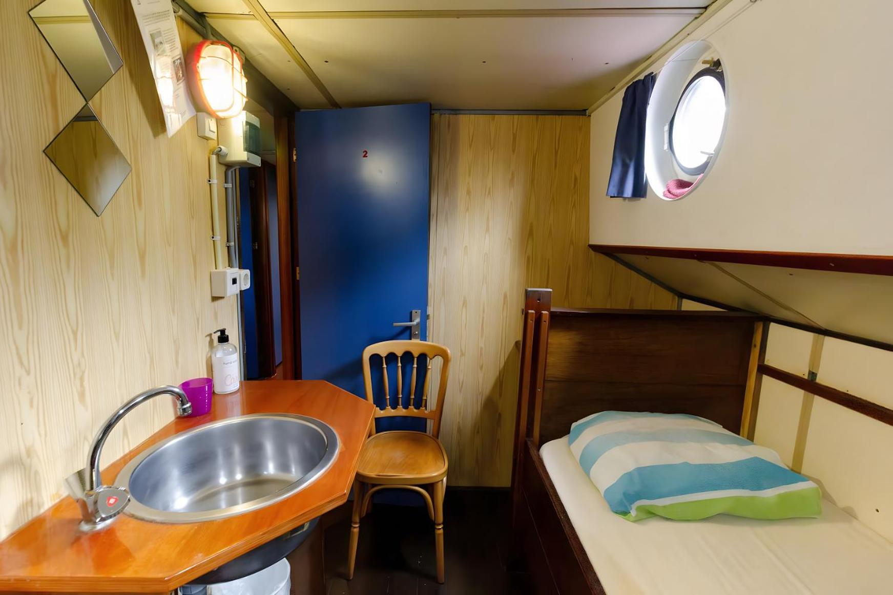 Intersail Hostel - Avontuur Амстердам Екстериор снимка