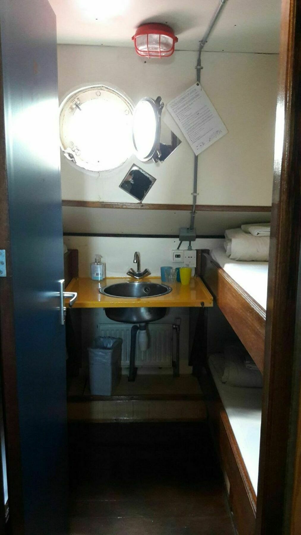 Intersail Hostel - Avontuur Амстердам Екстериор снимка